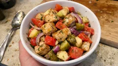 Lekka sałatka z kurczakiem, jabłkiem i ogórkiem kiszonym – idealna do lunchboxa