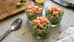 Verrine z kiwi, awokado i wędzonym pstrągiem – szybka elegancka przystawka