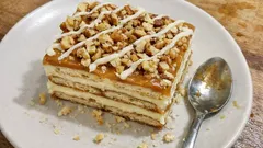 Herbatnikowiec z kajmakiem i orzechami – proste ciasto bez pieczenia, które zawsze wychodzi