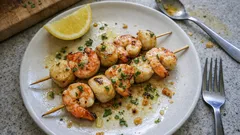 Mini szaszłyki z krewetek i przegrzebków – cytrynowo-ziołowa marynata i szybkie smażenie