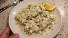 Morszczuk pieczony w sosie cytrynowo-koperkowym – delikatny obiad bez smażenia