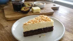 Sernik na kakaowym biszkopcie z powidłami i kokosem – lekki i łatwy do krojenia