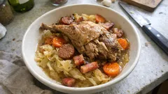 Fazan duszony z białą kapustą i winem – jednogarnkowy obiad na chłodne dni