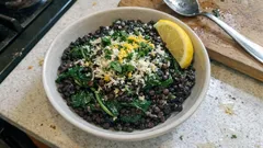 Kremowe risotto z soczewicy beluga ze szpinakiem i cytryną — proste i sycące