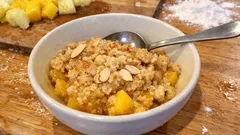 Crumble z mango i ananasem – chrupiąca kruszonka i soczyste owoce z piekarnika