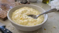 Kremowa polenta z masłem i parmezanem – prosty sposób bez grudek