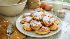 Nocne racuchy drożdżowe – ciasto zrób wieczorem, a rano usmaż puszyste placuszki