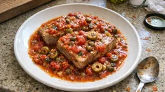 Tuńczyk w sosie pomidorowym z kaparami i zielonymi oliwkami – szybki obiad z patelni