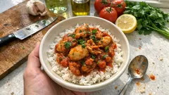 Mątwy duszone w pomidorach i białym winie – prosty morski obiad w 30 minut