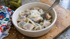 Wigilijne śledzie bez goryczki: proste sparzenie cebuli i moczenie matiasów