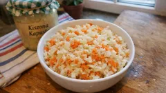 Surówka z kapusty kiszonej do karpia – chrupiąca, z jabłkiem i marchewką