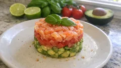 Tatar z pomidorów, awokado i łososia wędzonego – lekka przystawka w 15 minut