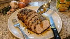 Soczysty schab pieczony bez marynowania: 20 minut w 220°C i „dochodzi” w piekarniku