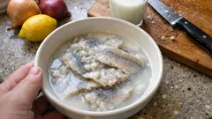 Jak moczyć śledzie, żeby nie były przesolone – czasy dla różnych rodzajów