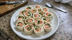 Mini roladki z tortilli z wędzonym łososiem – szybka przekąska bez gotowania