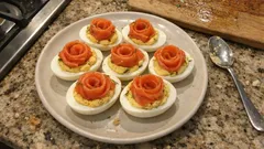 Jajka faszerowane z wędzonym łososiem – kremowe i eleganckie na zimno