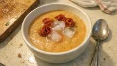 Chłodzona zupa z melona z porto i chrupiącym boczkiem – lekka przystawka na upały