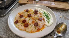 Carpaccio z przegrzebków z olejem z chorizo – elegancka przystawka w 20 minut