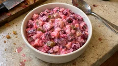 Sałatka śledziowa na różowo z buraczkami – prosta przystawka na święta i Sylwestra