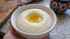 Kaszka manna z masłem w misce, tradycyjne polskie śniadanie dla dzieci i dorosłych.