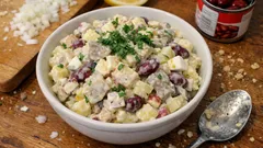 Sałatka śledziowa z ziemniakami i czerwoną fasolą – treściwa i idealna do schłodzenia