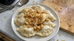 Wigilijne pierogi z kapustą i grzybami – miękkie ciasto z gorącą wodą