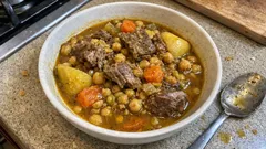 Marokański gulasz z jagnięciny z ciecierzycą – sycący obiad z jednego garnka