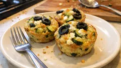 Bezglutenowe mini cake z cukinią, fetą i oliwkami – wygodna przekąska na piknik i brunch