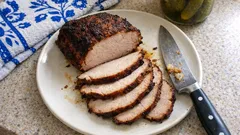 Schab moczony w czarnej herbacie – soczysta pieczeń i domowa wędlina