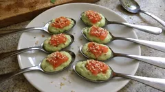 Łyżeczki bankietowe z kremem z awokado i wędzonym łososiem – prosta przekąska na przyjęcie