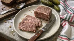 Pasztet z dzika z koniakiem – terrina, która wychodzi zwarta i soczysta