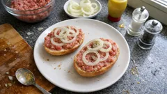 Mettbrötchen, czyli metka po niemiecku – prosta kanapka z cebulą w 10 minut
