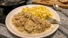 Sot l’y laisse z indyka w kremowym sosie musztardowym – prosty obiad z jednej patelni