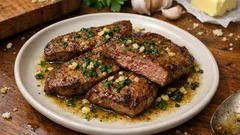 Wątróbka cielęca na maśle z czosnkiem i pietruszką – szybki obiad w stylu bistro