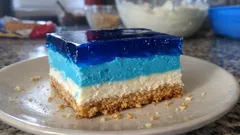 Smerfetka bez pieczenia: warstwowe ciasto z galaretką, które zawsze równo tężeje