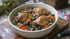 Udka z perliczki z jarmużem w białym winie – jedno naczynie, głęboki sos