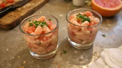 Ceviche z łososiem i grejpfrutem w szklankach, przystawka na blacie kuchennym