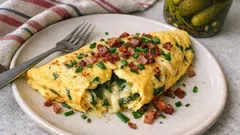 Omlet z czosnkiem niedźwiedzim i boczkiem – kremowy w środku, gotowy w kilka minut