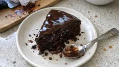 Gâteau czekoladowe z mascarpone – wilgotne, intensywne ciasto z prostą polewą