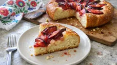 Tarta brioszkowa ze śliwkami i waniliowo-migdałowym kremem – puszysta jak z cukierni