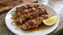 Szaszłyki z marynowanego indyka z patelni – cytrynowa marynata i szybkie smażenie