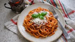 Spaghetti z ndują i pomidorami – szybki sos bez śmietanki, a wychodzi kremowy