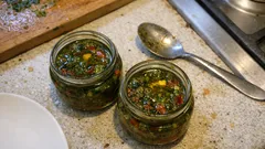 Pesto z czosnku niedźwiedziego i suszonych pomidorów – gotowe w 10 minut