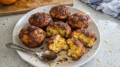 Puszyste muffiny pomarańczowe – wilgotne w środku i z chrupiącą posypką