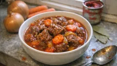 Gulasz wołowy z warzywami – miękkie mięso i gęsty sos po 2,5 godziny duszenia