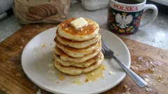 Puszyste bliny jak z dobrej kawiarni – proste ciasto z pianą z białek