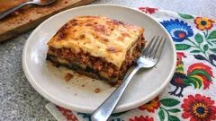 Musaka w wersji lżejszej: bakłażan, wołowina i beszamel na odtłuszczonym mleku