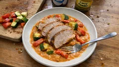 Soczysta pieczeń wieprzowa w mleku kokosowym i curry – domowy obiad z jednego garnka