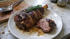 Gicz jagnięca z rozmarynem z grilla – soczysta dzięki pieczeniu pod przykryciem