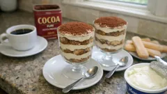 Tiramisu w pucharkach z puszystym kremem – proste warstwy jak z włoskiej kawiarni